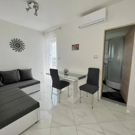 Apartment 4, Parking Solin