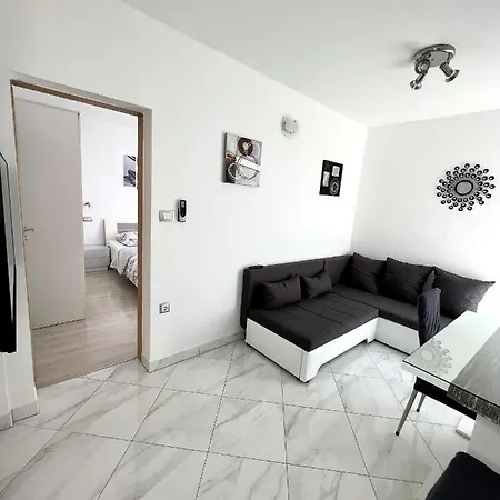 4, Parking Solin